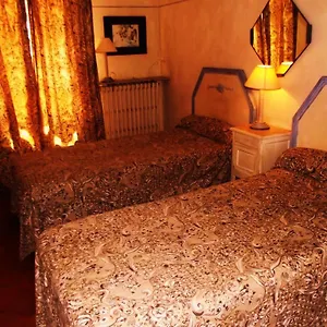 https://la-maison-aux-volets-bleus-venasque.fr-provencehotel.com